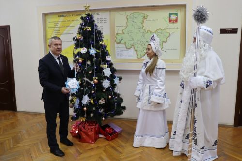 Дамир Ишкинеев первым снял снежинки с пожеланиями с «Елки желаний»