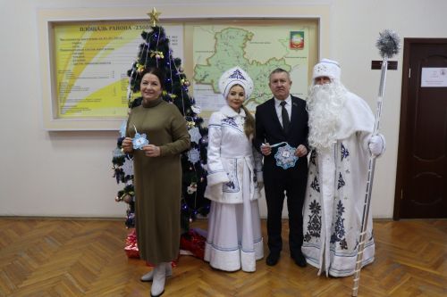 Дамир Ишкинеев первым снял снежинки с пожеланиями с «Елки желаний»