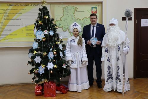 Дамир Ишкинеев первым снял снежинки с пожеланиями с «Елки желаний»