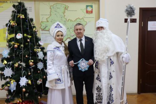Дамир Ишкинеев первым снял снежинки с пожеланиями с «Елки желаний»