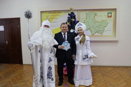 Дамир Ишкинеев первым снял снежинки с пожеланиями с «Елки желаний»