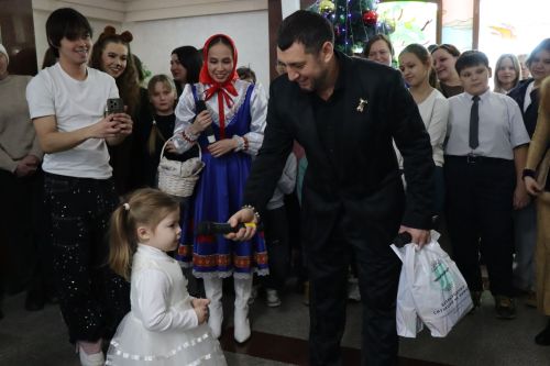 Фирдус Тямаев подарил новогоднее чудо детям героев (+фоторепортаж)