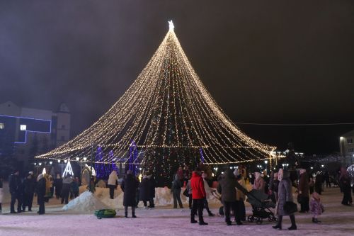 Сотни огней и радостных улыбок: в Нурлате зажгли главную ёлку (+фоторепортаж)