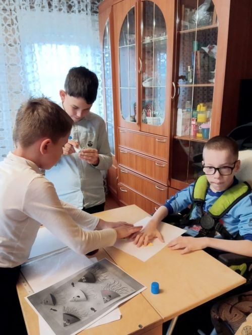 Ученики Кульбаево-Марасинской школы посетили мальчика с ОВЗ в рамках Декады инвалидов