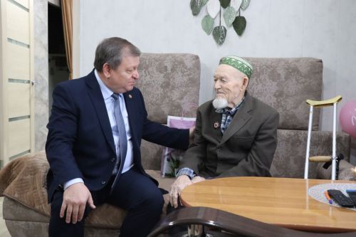 Глава Нурлатского района поздравил ветерана Великой Отечественной войны Каима Самигуллина с Днем Героев Отечества
