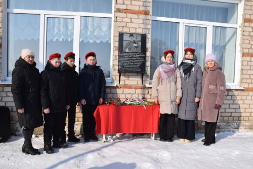В Вишневой Поляне торжественно открыли мемориальную доску памяти Виктора Картамышева