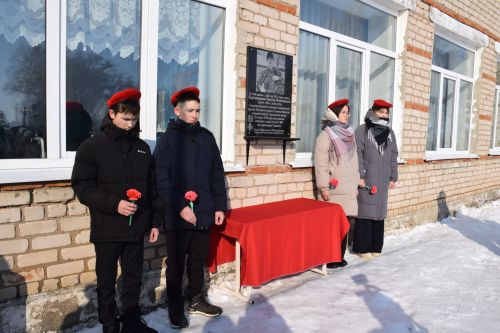 В Вишневой Поляне торжественно открыли мемориальную доску памяти Виктора Картамышева