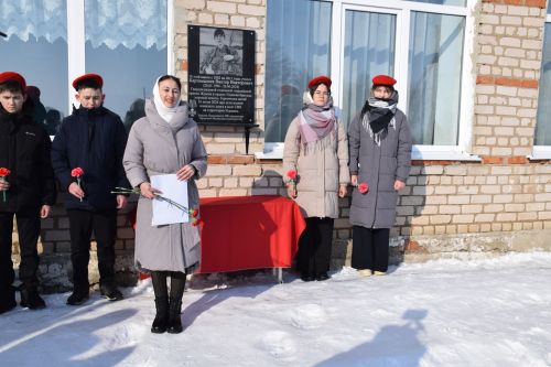 В Вишневой Поляне торжественно открыли мемориальную доску памяти Виктора Картамышева