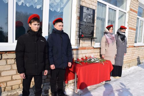 В Вишневой Поляне торжественно открыли мемориальную доску памяти Виктора Картамышева