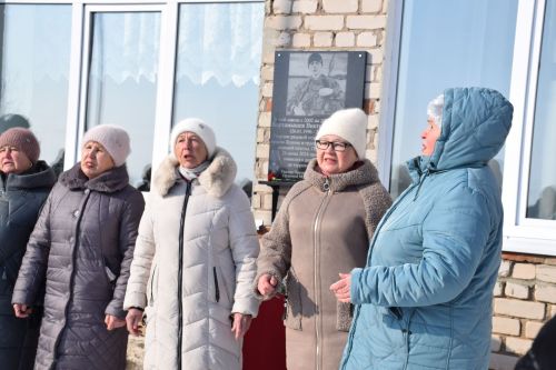 В Вишневой Поляне торжественно открыли мемориальную доску памяти Виктора Картамышева