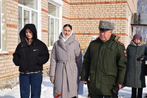 В Вишневой Поляне торжественно открыли мемориальную доску памяти Виктора Картамышева