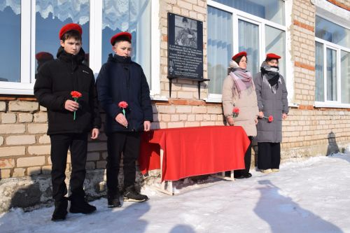 В Вишневой Поляне торжественно открыли мемориальную доску памяти Виктора Картамышева