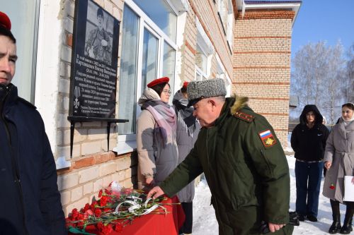 В Вишневой Поляне торжественно открыли мемориальную доску памяти Виктора Картамышева
