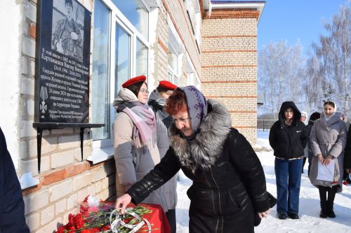 В Вишневой Поляне торжественно открыли мемориальную доску памяти Виктора Картамышева