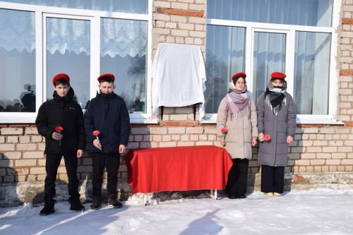 В Вишневой Поляне торжественно открыли мемориальную доску памяти Виктора Картамышева