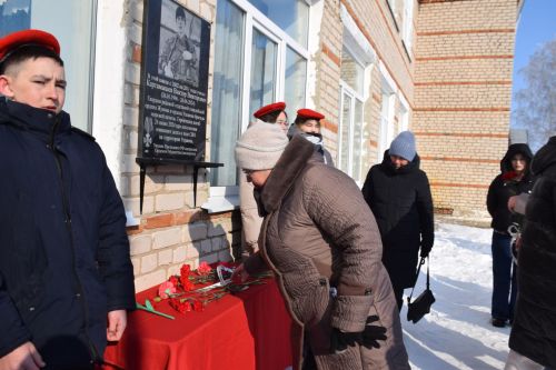 В Вишневой Поляне торжественно открыли мемориальную доску памяти Виктора Картамышева
