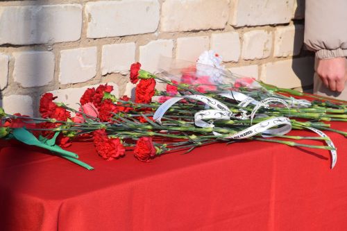 В Вишневой Поляне торжественно открыли мемориальную доску памяти Виктора Картамышева