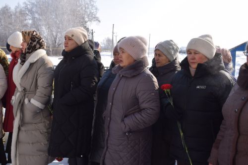 В Вишневой Поляне торжественно открыли мемориальную доску памяти Виктора Картамышева