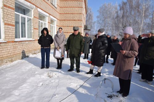 В Вишневой Поляне торжественно открыли мемориальную доску памяти Виктора Картамышева