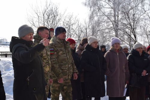 В Вишневой Поляне торжественно открыли мемориальную доску памяти Виктора Картамышева