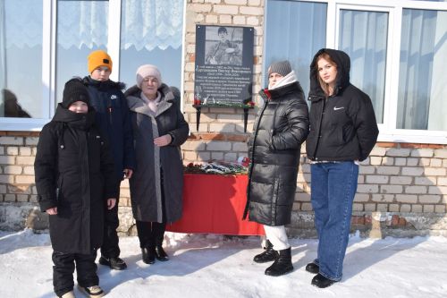 В Вишневой Поляне торжественно открыли мемориальную доску памяти Виктора Картамышева