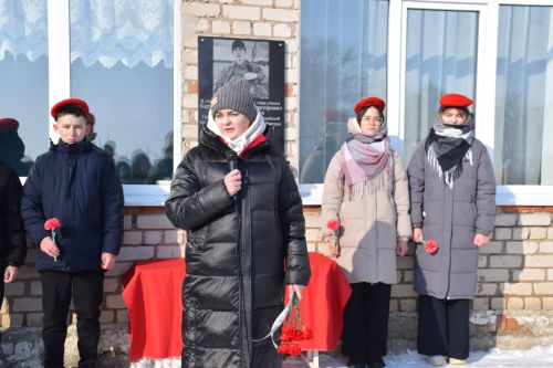 В Вишневой Поляне торжественно открыли мемориальную доску памяти Виктора Картамышева