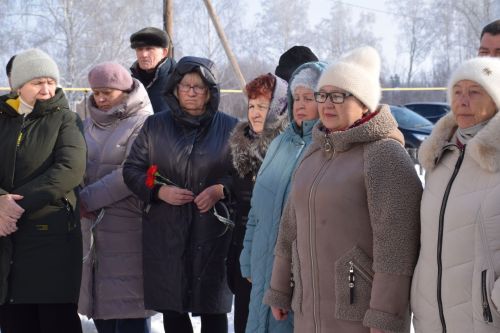В Вишневой Поляне торжественно открыли мемориальную доску памяти Виктора Картамышева
