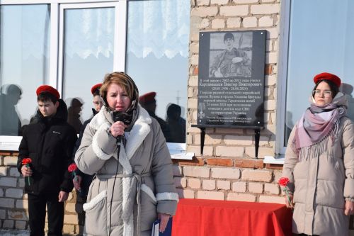 В Вишневой Поляне торжественно открыли мемориальную доску памяти Виктора Картамышева