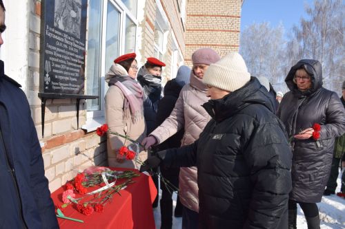 В Вишневой Поляне торжественно открыли мемориальную доску памяти Виктора Картамышева
