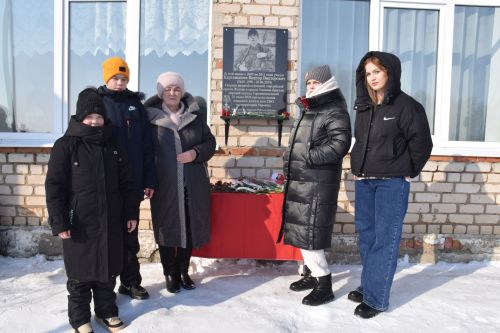 В Вишневой Поляне торжественно открыли мемориальную доску памяти Виктора Картамышева