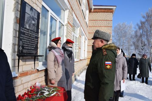 В Вишневой Поляне торжественно открыли мемориальную доску памяти Виктора Картамышева