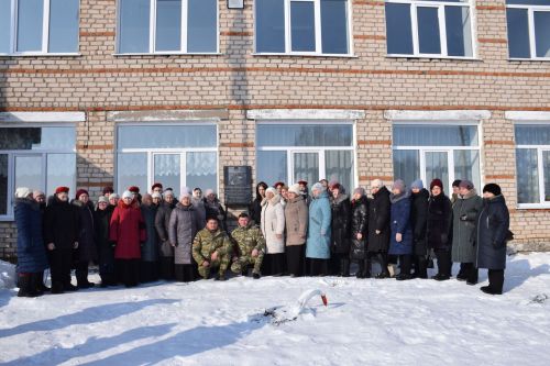 В Вишневой Поляне торжественно открыли мемориальную доску памяти Виктора Картамышева