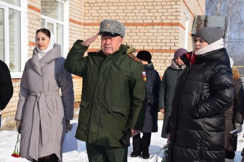 В Вишневой Поляне торжественно открыли мемориальную доску памяти Виктора Картамышева