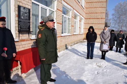 В Вишневой Поляне торжественно открыли мемориальную доску памяти Виктора Картамышева