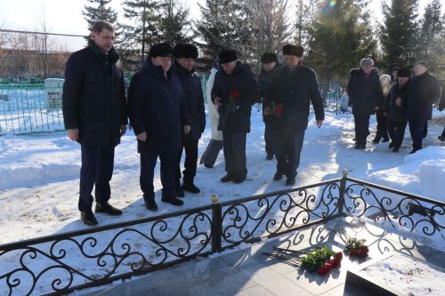 Нурлатцы почтили память легендарного руководителя Габбаса Гиматдинова