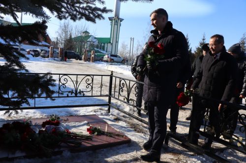 Нурлатцы почтили память легендарного руководителя Габбаса Гиматдинова