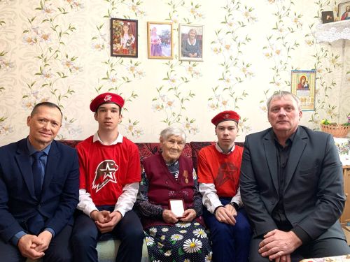 Глава Тюрнясевского сельского поселения вручил медали «80 лет Великой Победы» труженицам тыла