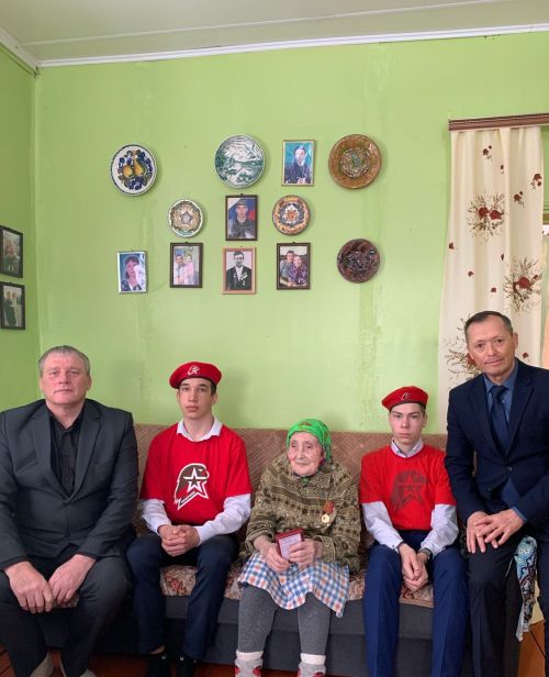 Глава Тюрнясевского сельского поселения вручил медали «80 лет Великой Победы» труженицам тыла