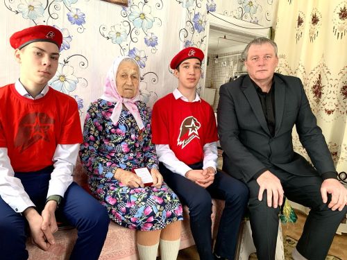 Глава Тюрнясевского сельского поселения вручил медали «80 лет Великой Победы» труженицам тыла