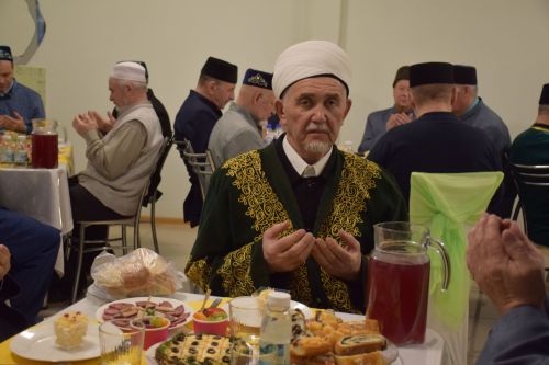 Глава района Дамир Ишкинеев провел традиционный ифтар в честь священного месяца Рамадан