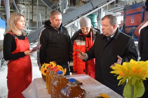 Глава Нурлатского района Дамир Ишкинеев посетил новый завод по производству подсолнечного масла