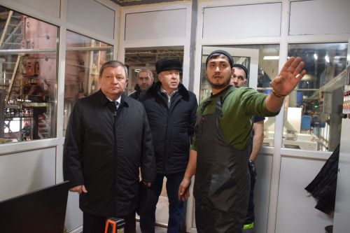 Глава Нурлатского района Дамир Ишкинеев посетил новый завод по производству подсолнечного масла