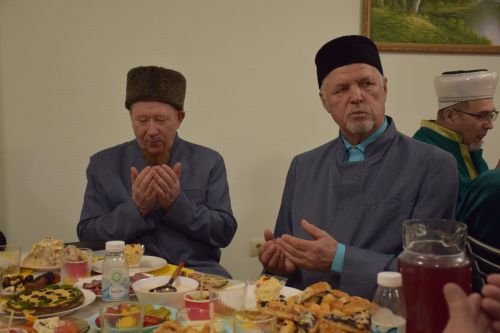 Глава района Дамир Ишкинеев провел традиционный ифтар в честь священного месяца Рамадан