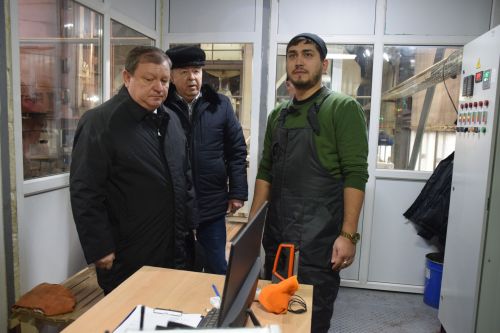 Глава Нурлатского района Дамир Ишкинеев посетил новый завод по производству подсолнечного масла