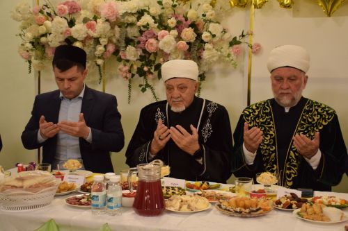 Глава района Дамир Ишкинеев провел традиционный ифтар в честь священного месяца Рамадан
