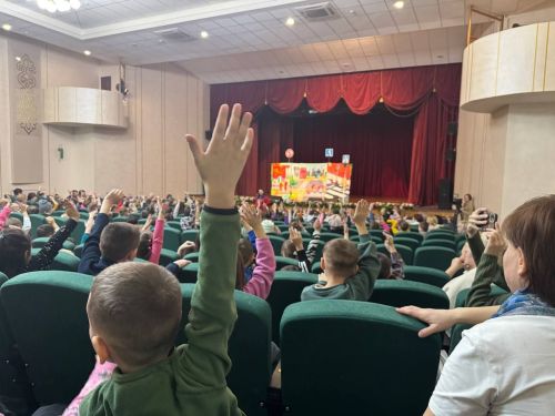 Спектакль по ПДД «Тайны межпланетных ПДД» в Нурлате: дети учатся безопасности на дорогах