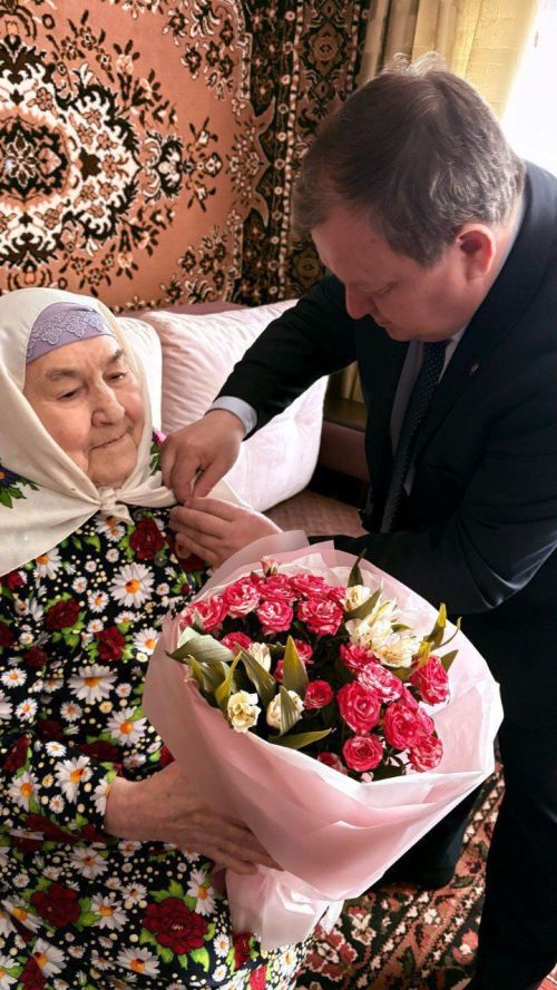 Дамир Ишкинеев вручил медаль к 80-летию Победы труженице тыла Сание Валеевой