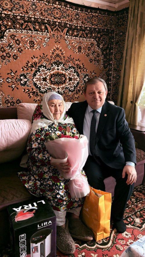Дамир Ишкинеев вручил медаль к 80-летию Победы труженице тыла Сание Валеевой