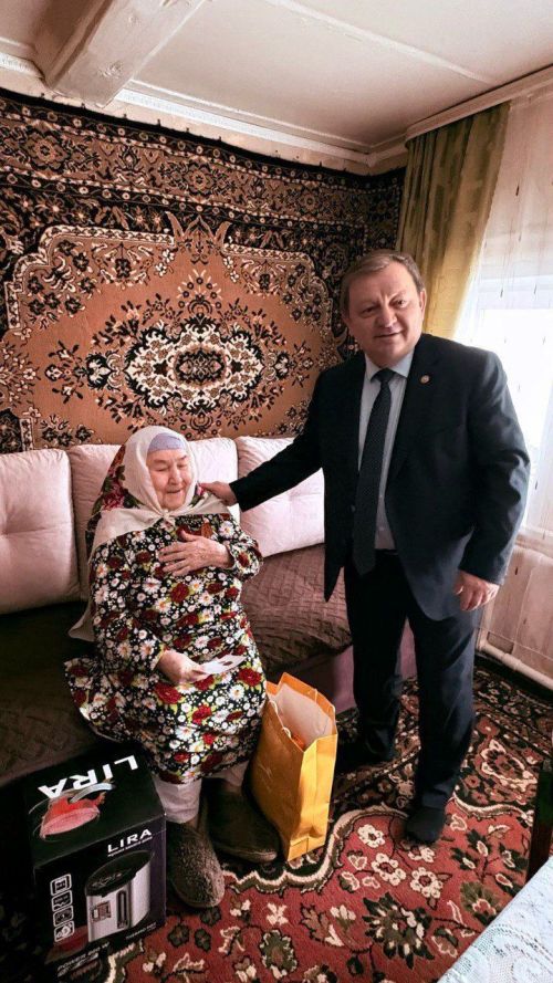 Дамир Ишкинеев вручил медаль к 80-летию Победы труженице тыла Сание Валеевой