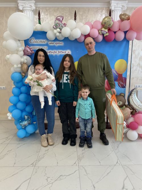 В Нурлатском ЗАГСе поздравили семьи с первенцами и многодетных родителей